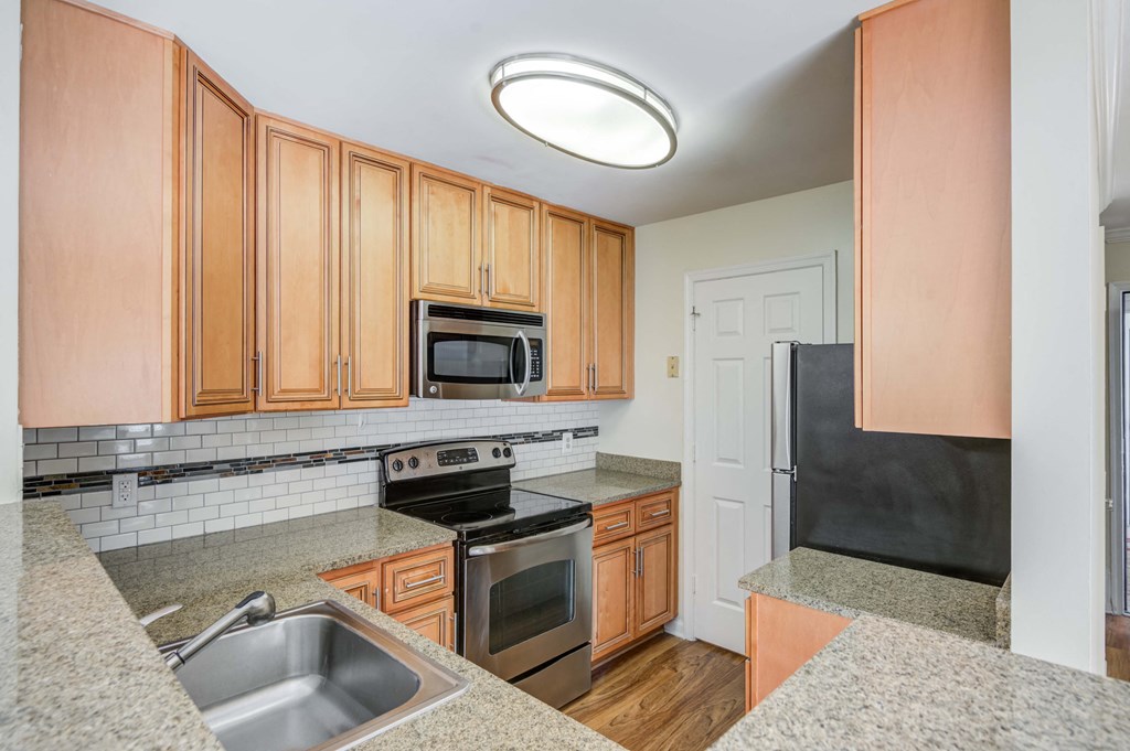 Abbotts Run Apartment Homes, 5711 Woodlawn Gable Dr., Alexandria, VA